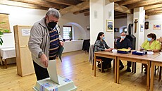 V Ludéov, místní ásti Drahanovic na Olomoucku, lidé míí k volbách do nádhern zrekonstruované barokní sýpky.