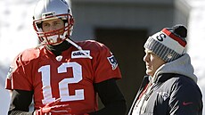 Tom Brady (vlevo) a Bill Belichick na tréninku New England Patriots