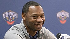 Willie Green, nový trenér New Orleans Pelicans, se usmívá na tiskové konferenci.