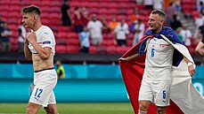 Čeští fotbalisté Lukáš Masopust (vlevo) a Vladimír Coufal oslavují výhru nad...