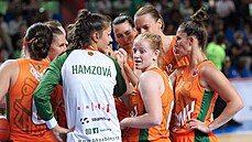 Basketbalistky Žabin Beno před zápasem, v popředí Eliška Hamzová a Adéla...