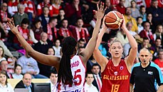 Monika Grigalauskytéová (vpravo) z Galatasaraye v zápase v Mikolci.