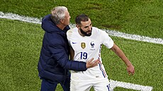Francouzský trenér Didier Deschamps a útoník Karim Benzema oslavují.