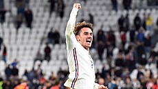 Francouzský fotbalista Antoine Griezmann slaví výhru nad Belgií.