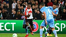 Luis Sinisterra z Feyenoordu Rotterdam (v červenobílém) během duelu se Slavií