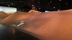 Duna písku v pavilonu SAE.