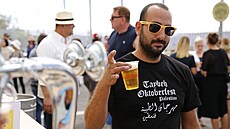 Palestinci se baví s pivem z českého chmele při Taybeh Oktoberfestu.
