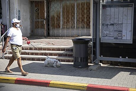 Mu se psem prochází kolem mluvícího odpadkového koe v Jeruzalém (14. íjna...