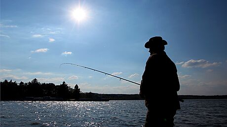 Kdo se chce stát rybáem, musí splovat písná pravidla stanovená zákonem a...