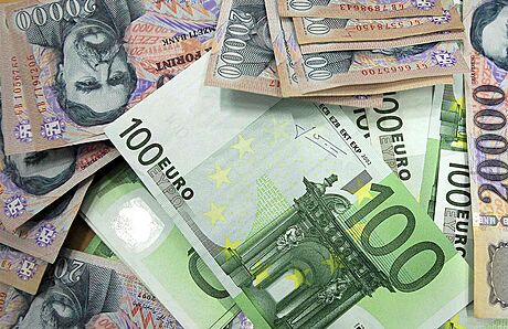 Dluhová krize se dotýká i zemí, které eurem neplatí. Ilustraní foto
