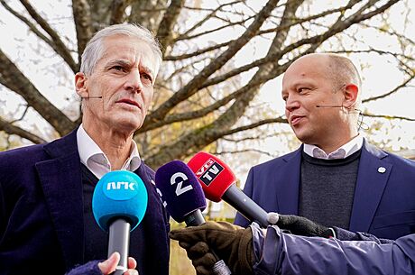 Norský premiér Jonas Gahr Störe (vlevo, 13. íjna 2021)