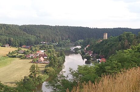 Dobronice leí u eky Lunice a na katastru mají desítky chat.