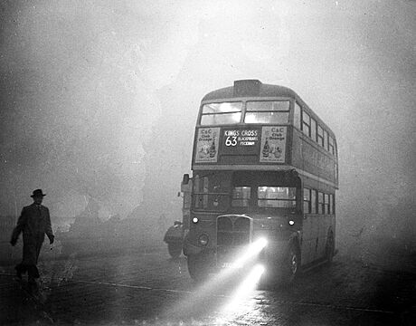 Hustý smog zkomplikoval dopravu v Londýn. (6. prosince 1952)
