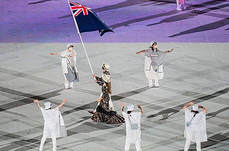 Sportovci z Cookových ostrov pi slavnostním zahájení olympijských her v Tokiu.