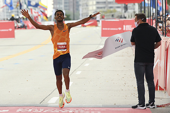 Etiopan Seifu Tura slaví triumf v Chicagském maratonu.