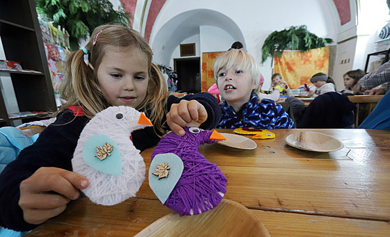 Děti z první a druhé třídy chebské waldorfské školy vyrábějí ptáčky v Ježečkově...