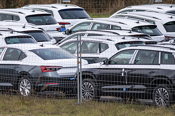 Na letišti v Hradci Králové skladuje automobilka Škoda Auto vozy (na snímku z...