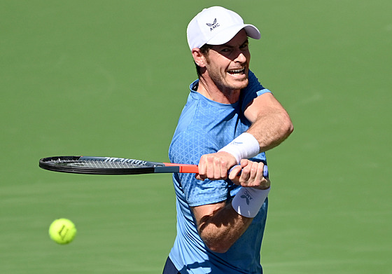 Brit Andy Murray hraje bekhend na turnaji v Indian Wells.