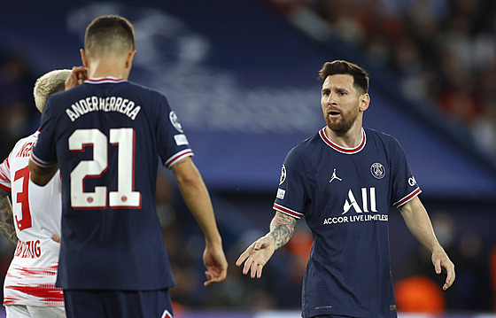 Lionel Messi z Paíe St. Germain komunikuje smrem k Anderu Herrerovi.