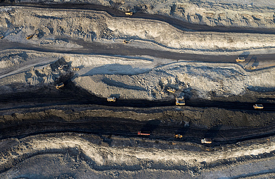 Letecký snímek zachycuje mechanizaci při těžbě uhlí v jednom z povrchových dolů...