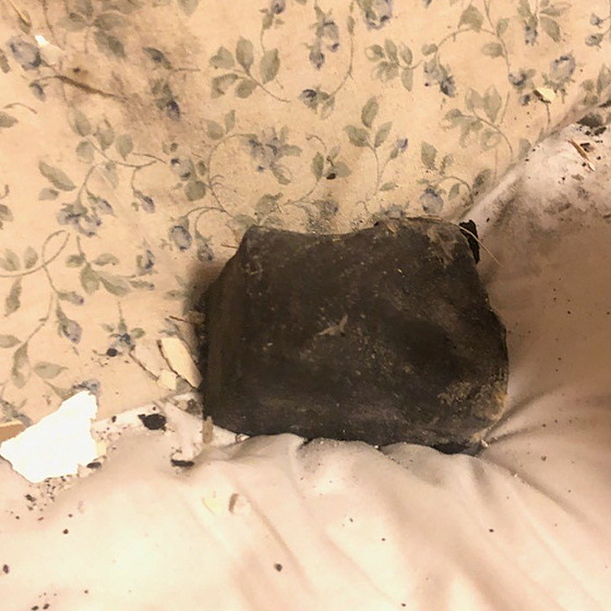 Kanaance pistál na poltá meteorit, prorazil strop. (4. íjna 2021)
