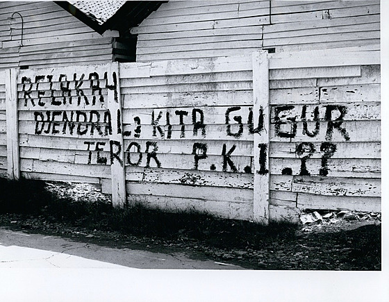 Nápis na plotu v Jakart, který obviuje indonéské komunisty ze zrady a...