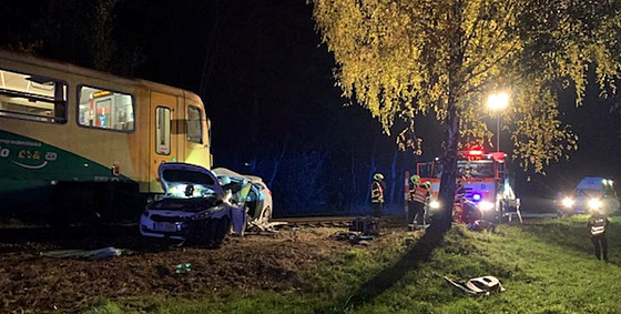 Pohled na nehodu osobního vlaku s vozem Kia Ceed na elezniním pejezdu v...