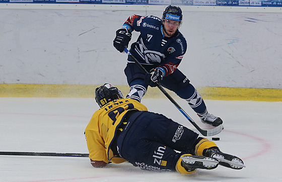 Zlínský Peter Trka se ocitá na led v utkání s Plzní.