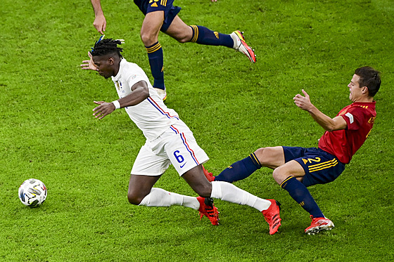 Francouz Paul Pogba (vlevo) během finále Ligy národu proti Španělsku.