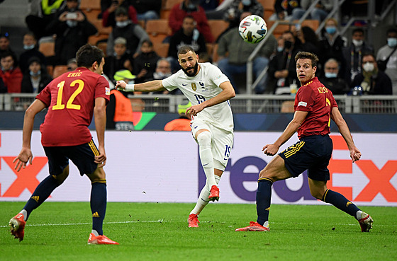 Francouz Karim Benzema střílí vyrovnávací gól ve finále Ligy národů proti...