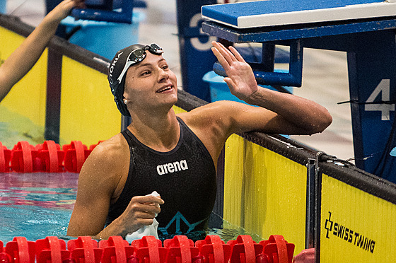 Plavkyn Barbora Seemanová zdraví fanouky po závodu na 50 m volný zpsob ve...