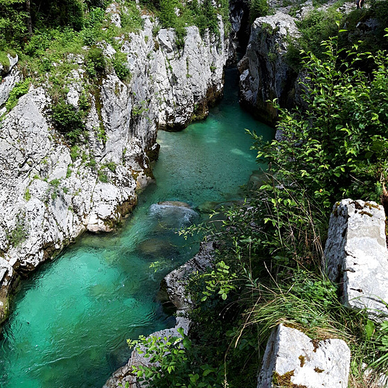 Jestliže v Irsku je tráva nejzelenější, ve Slovinsku je voda nejmodřejší.