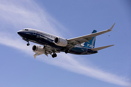 Boeing 737 MAX přistává po testovacím letu v Seattlu. (15. října 2021)