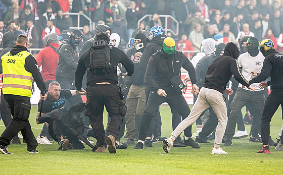 Chuligáni, kteí se hlásí ke Spartaku Trnava a Slovanu Bratislava, se porvali...