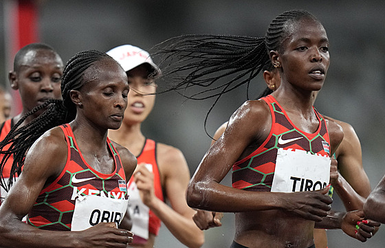 Keňanka Agnes Tiropová před krajankou Hellen Obiriovou ve finále závodu na 5...