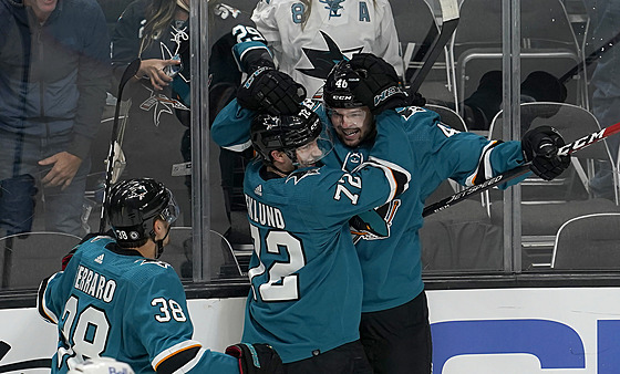 Tomá Hertl ze San Jose slaví gól, gratulují mu Mario Ferraro a William Eklund.