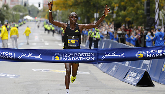 Kean Benson Kipruto probíhá vítzn cílem Bostonského maratonu.