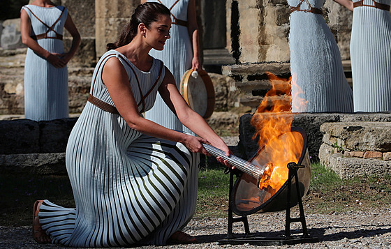 V ecké Olympii byl pi tradiním slavnostním ceremoniálu zapálen ohe pro...