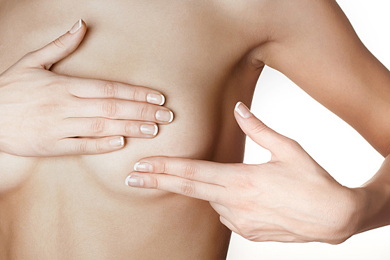 Snadné samovyšetření prsu je jednou z  metod, jak zavčasu zachytit možný...