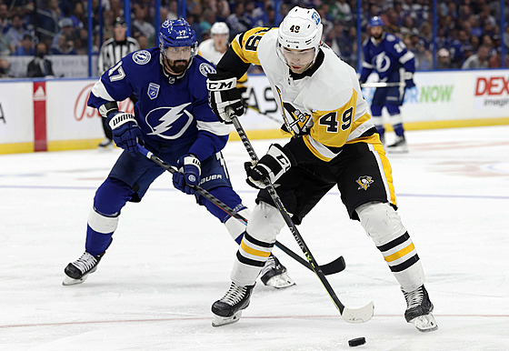 Dominik Simon (49) z Pittsburgh Penguins útoí v zápase s Tampa Bay Lightning,...