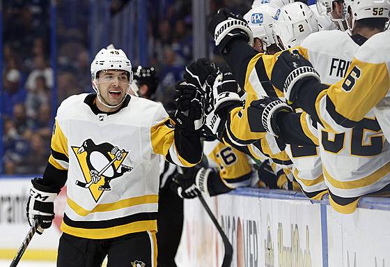 Dominik Simon slaví gól se spoluhráči z Pittsburgh Penguins.