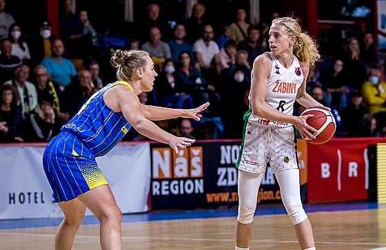 Petra Záplatová (vpravo) ze �abin Brno v zápase s belgickým celkem Castors...