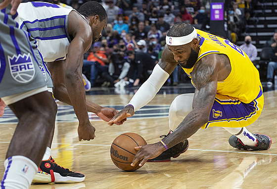 LeBron James z Los Angeles Lakers se vrhá po míi v zápase se Sacramento Kings....