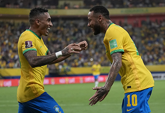 Raphinha (vlevo) a Neymar oslavují brazilský gól.