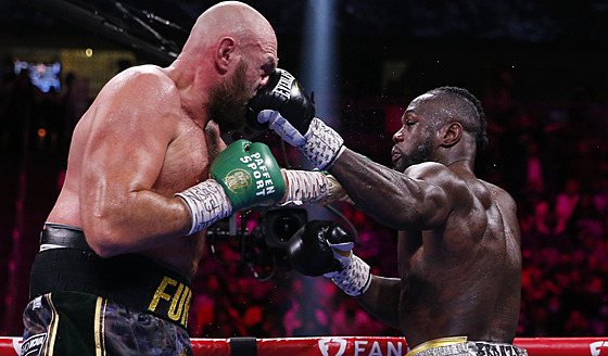 Britský boxer Tyson Fury (vlevo) a Deontay Wilder z USA v boji o titul...