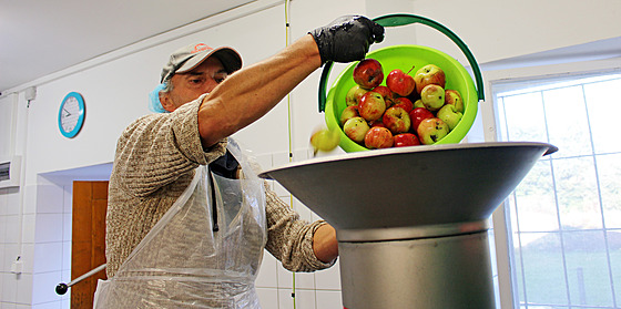 Obecní motárna v Dubenci zpracuje denn pl tuny ovoce (8. 10. 2021).
