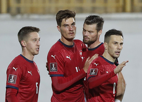 etí fotbalisté se radují z gólu Patrika Schicka (druhý zleva) v duelu s...