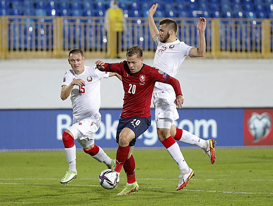 eský útoník Matj Vydra se prodírá do ance skrz bloruskou defenzívu.