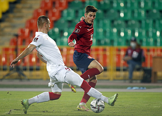 Reprezentaní forvard Patrik Schick v akci bhem zápasu s Bloruskem v Kazani.