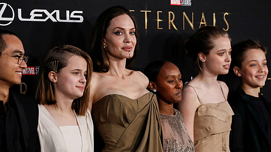 Angelina Jolie a její dti Maddox, Vivienne, Zahara, Shiloh a Knox (Los...